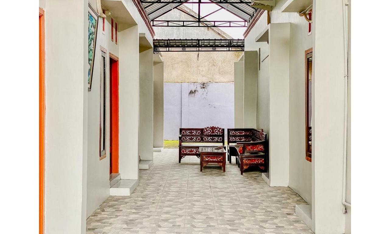 Griya Asri Syariah Mitra Reddoorz Hotel Rogojampi Екстериор снимка